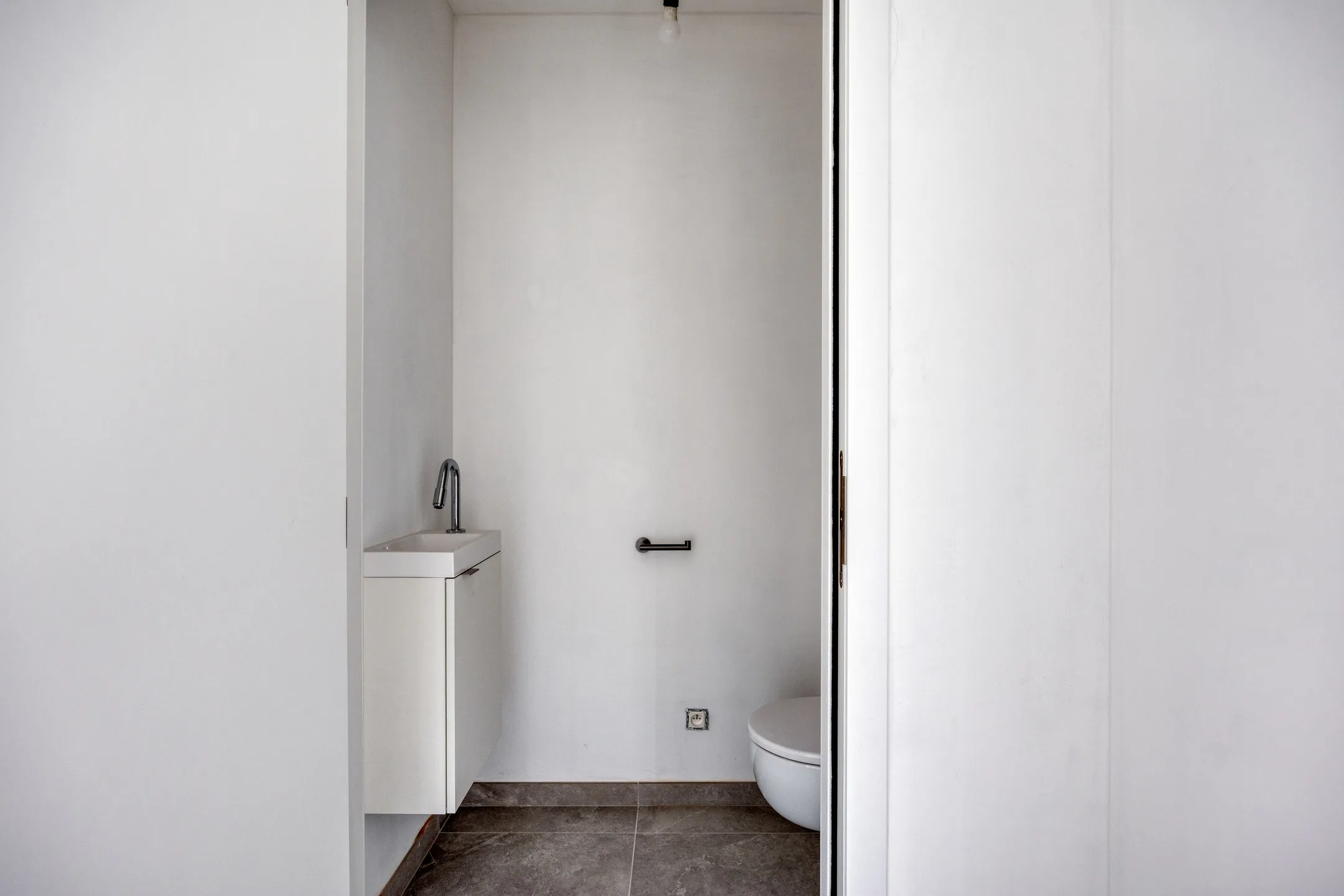 Apart toilet met handenwasser