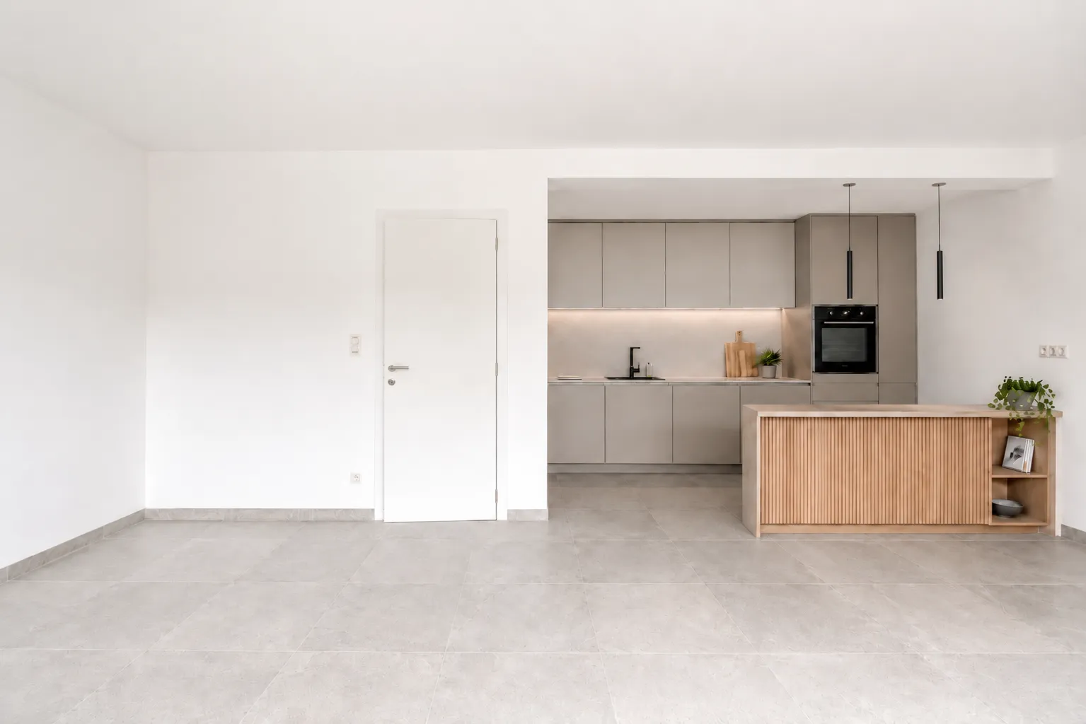 Impressie van de open keuken met kookeiland