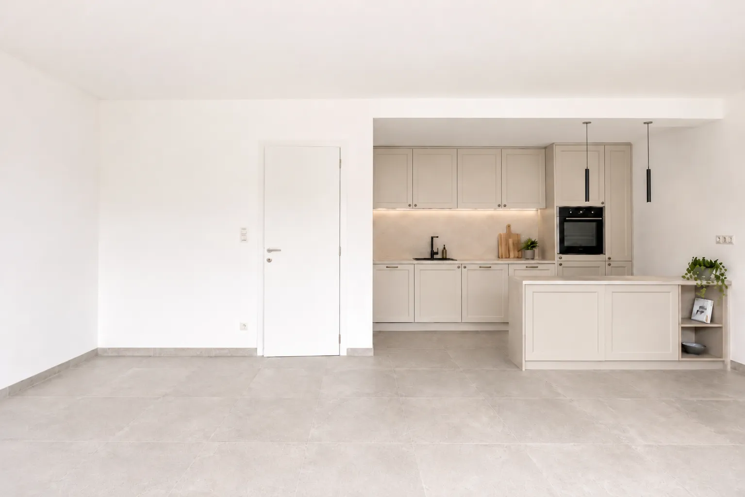 Impressie van de open keuken met kookeiland en eettafel — stijl 2