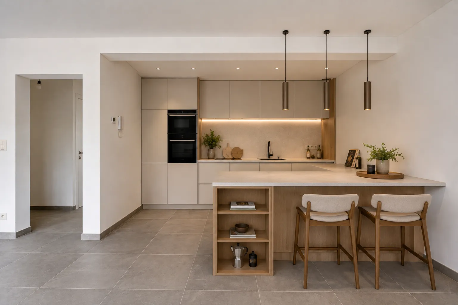 Impressie van de open keuken met ontbijtbar en hangende verlichting — stijl 2