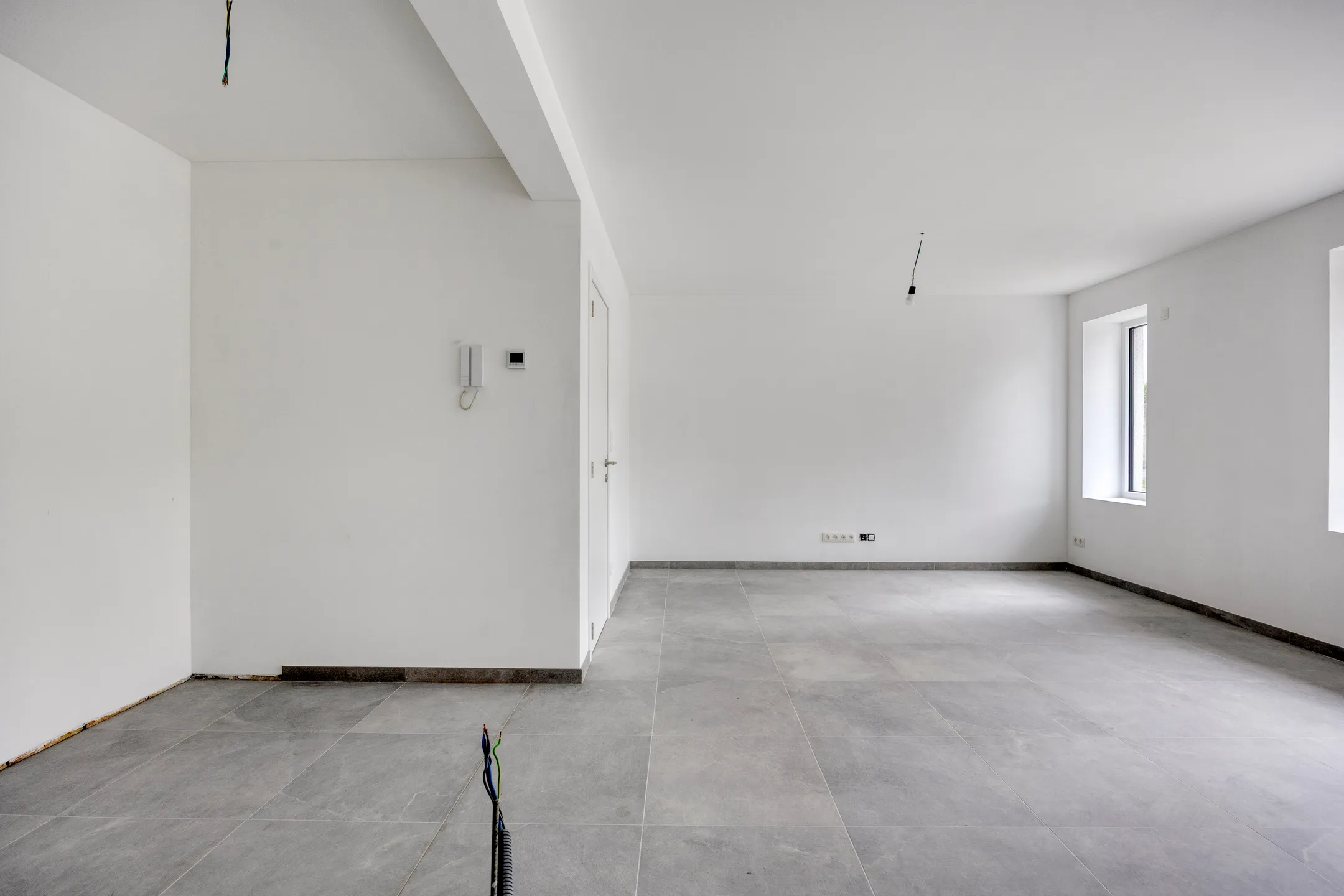 Woonkamer met parlofoon en raam