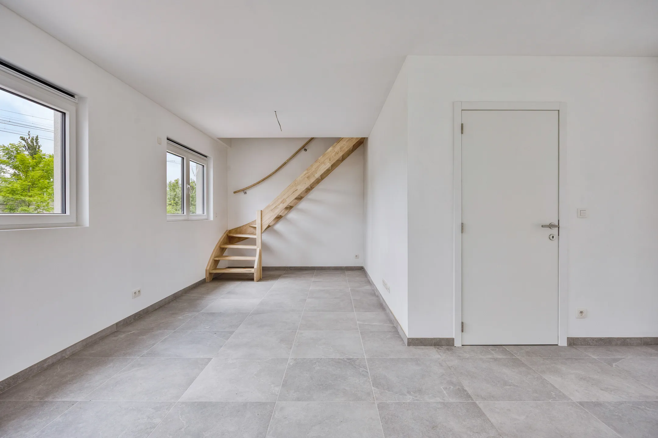 Woonkamer met interne trap naar de bovenverdieping