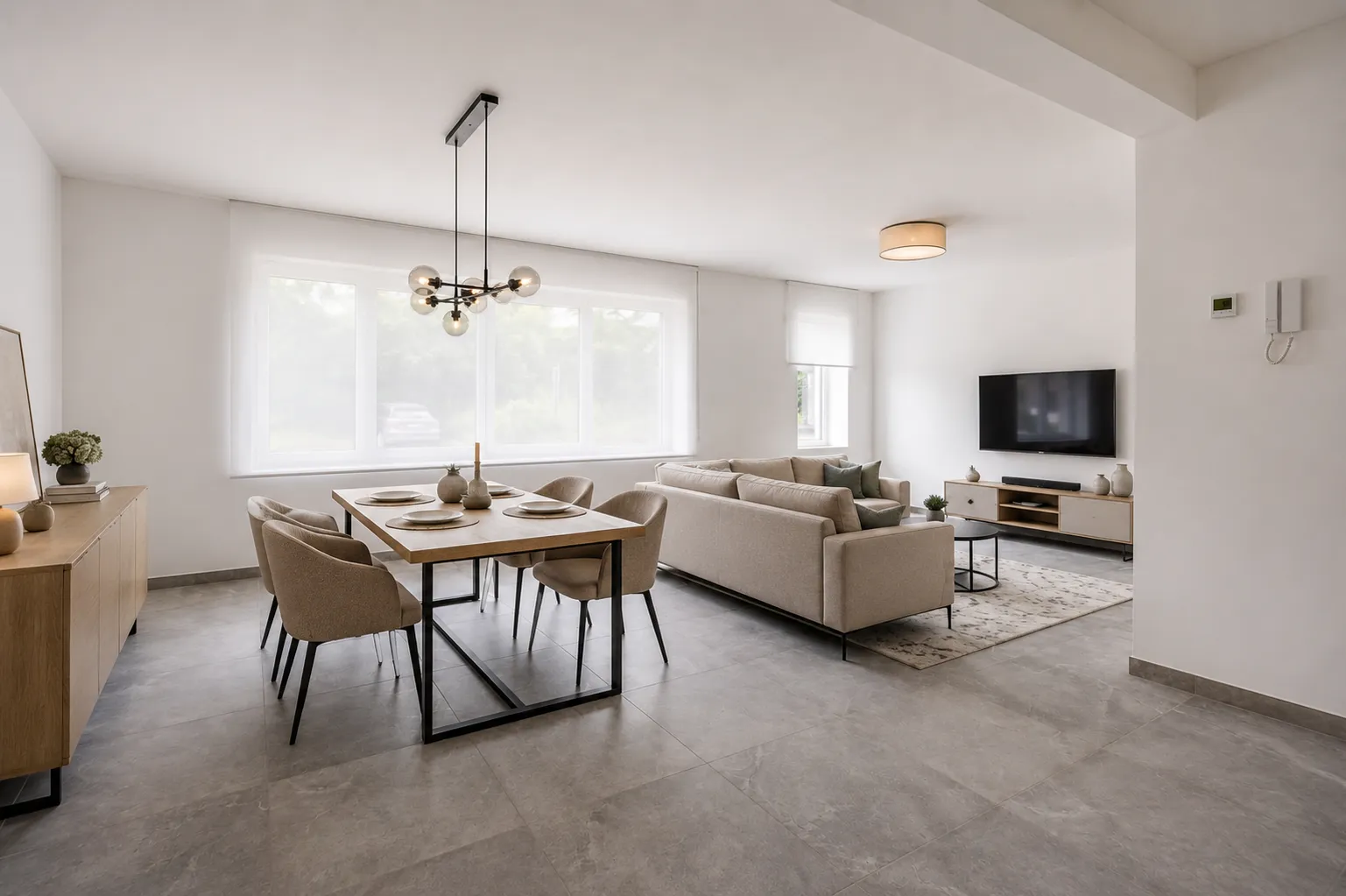 Impressie van de ingerichte woonkamer met zithoek en eettafel — stijl 2