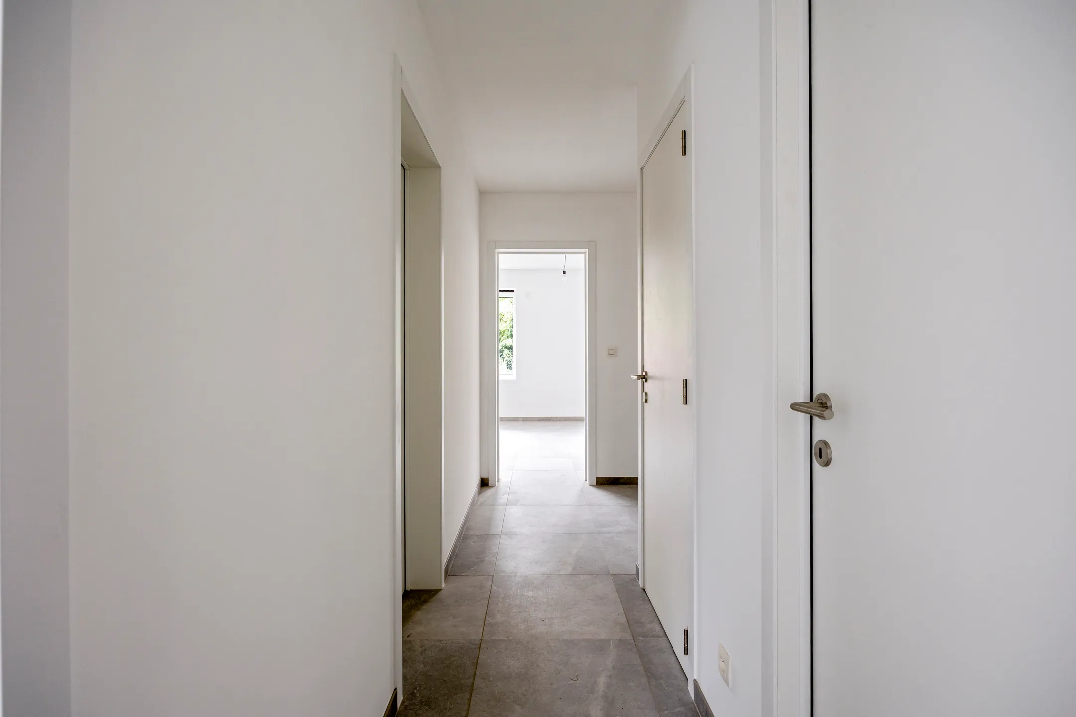 Gang van het appartement met deuren
