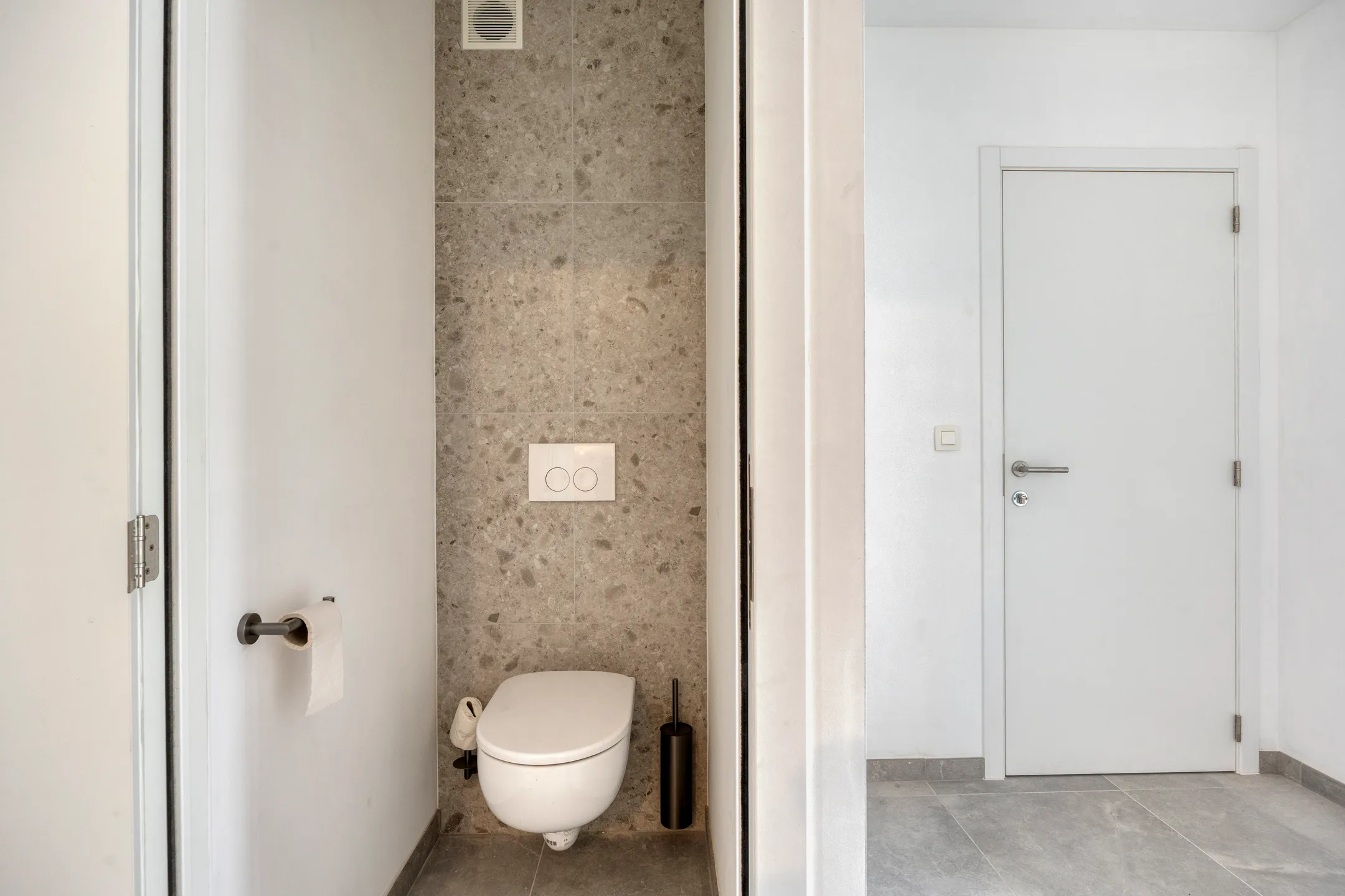 Apart toilet met natuursteenlook-tegels
