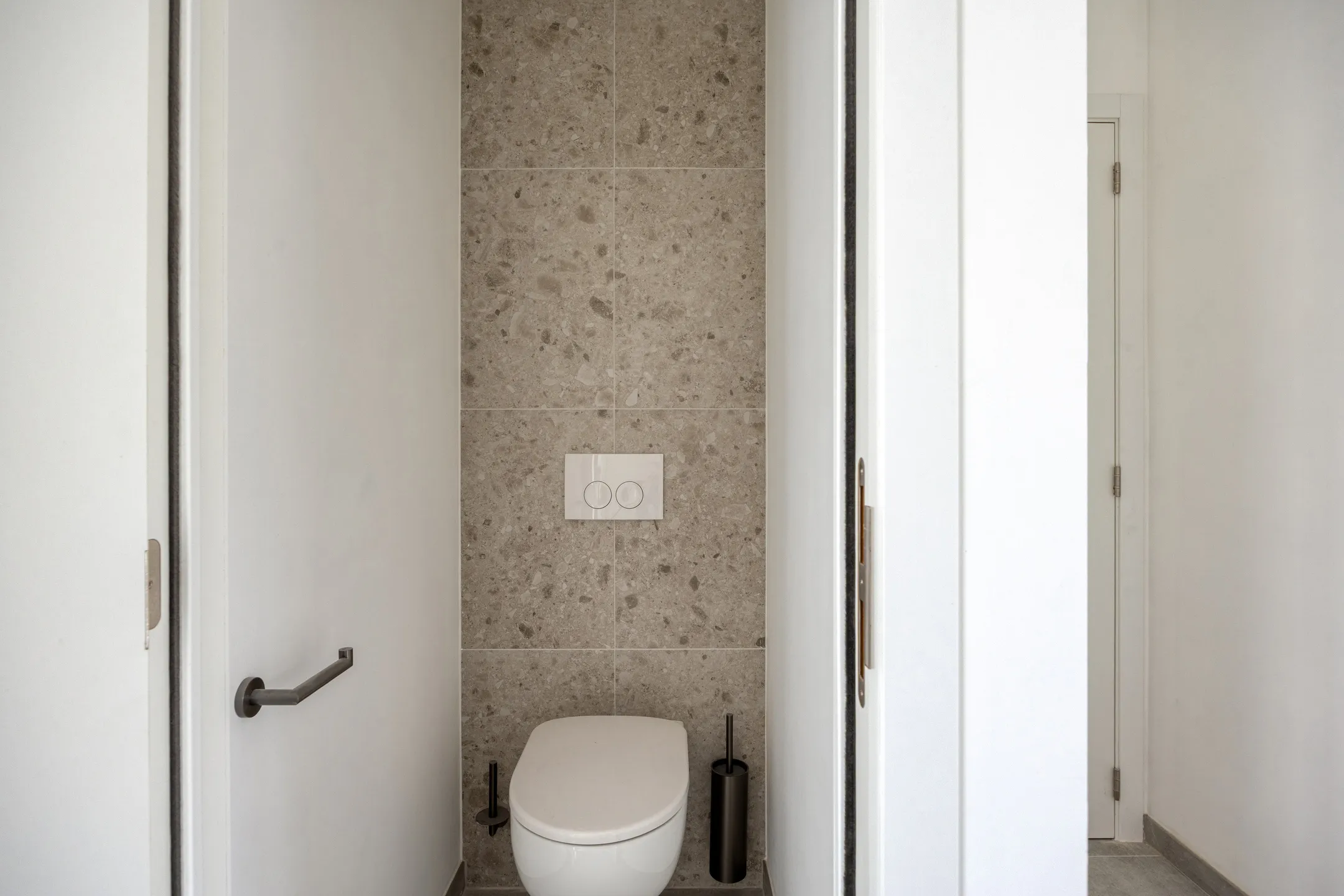 Apart toilet met natuursteentegels