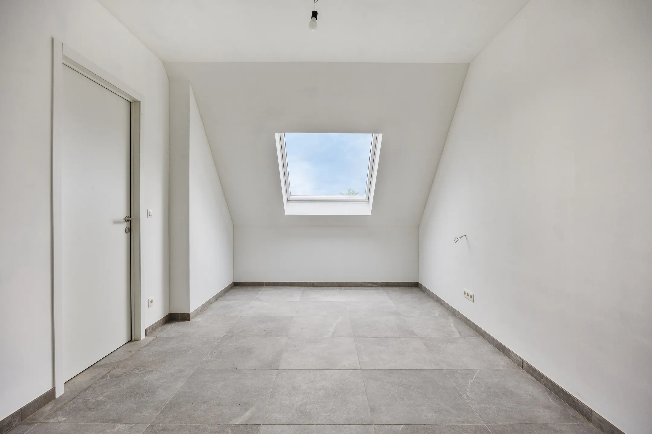 Slaapkamer met schuin dak en dakraam