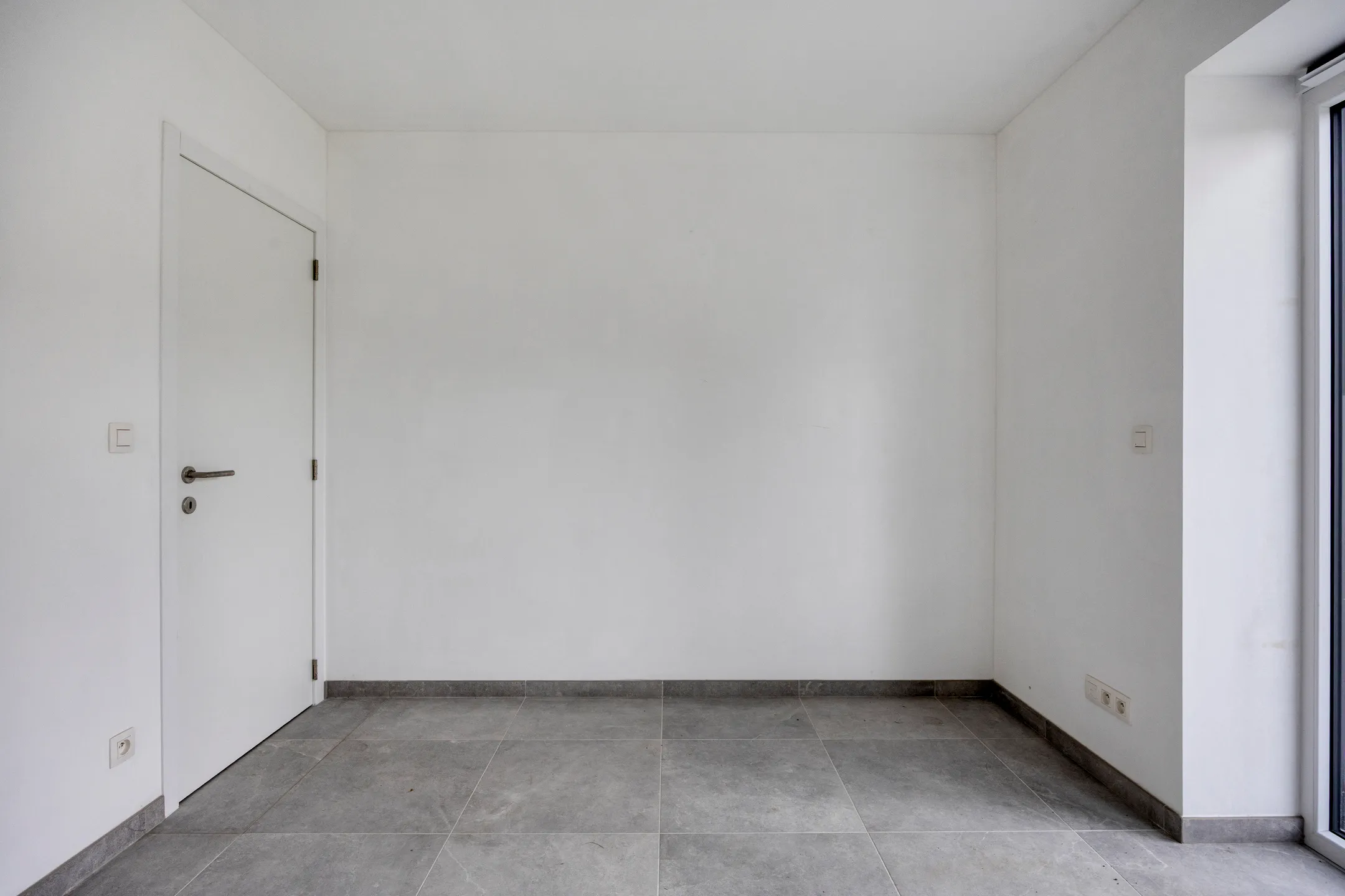 Slaapkamer met deur en zijraam