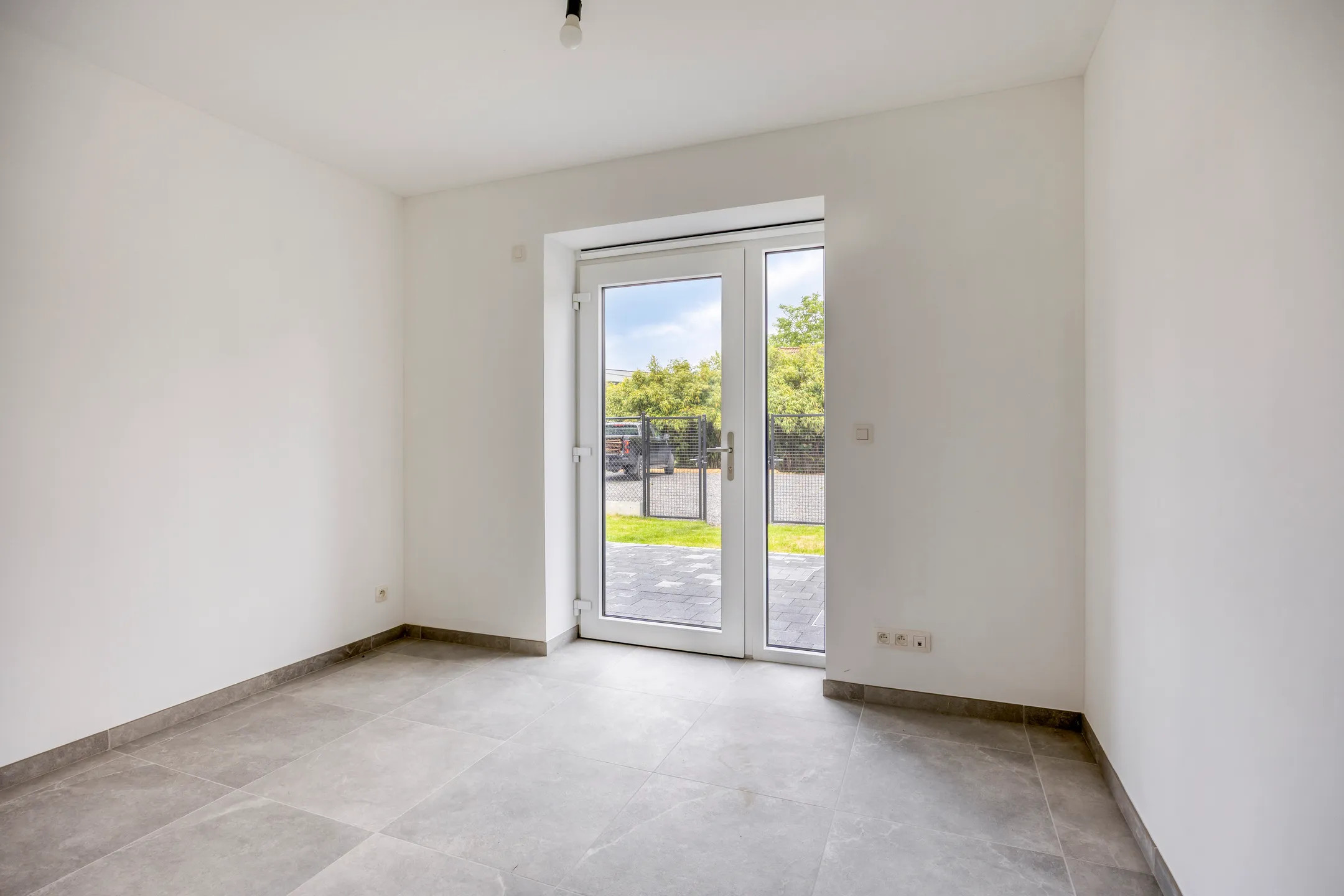 Slaapkamer met openslaande deuren naar tuin en terras