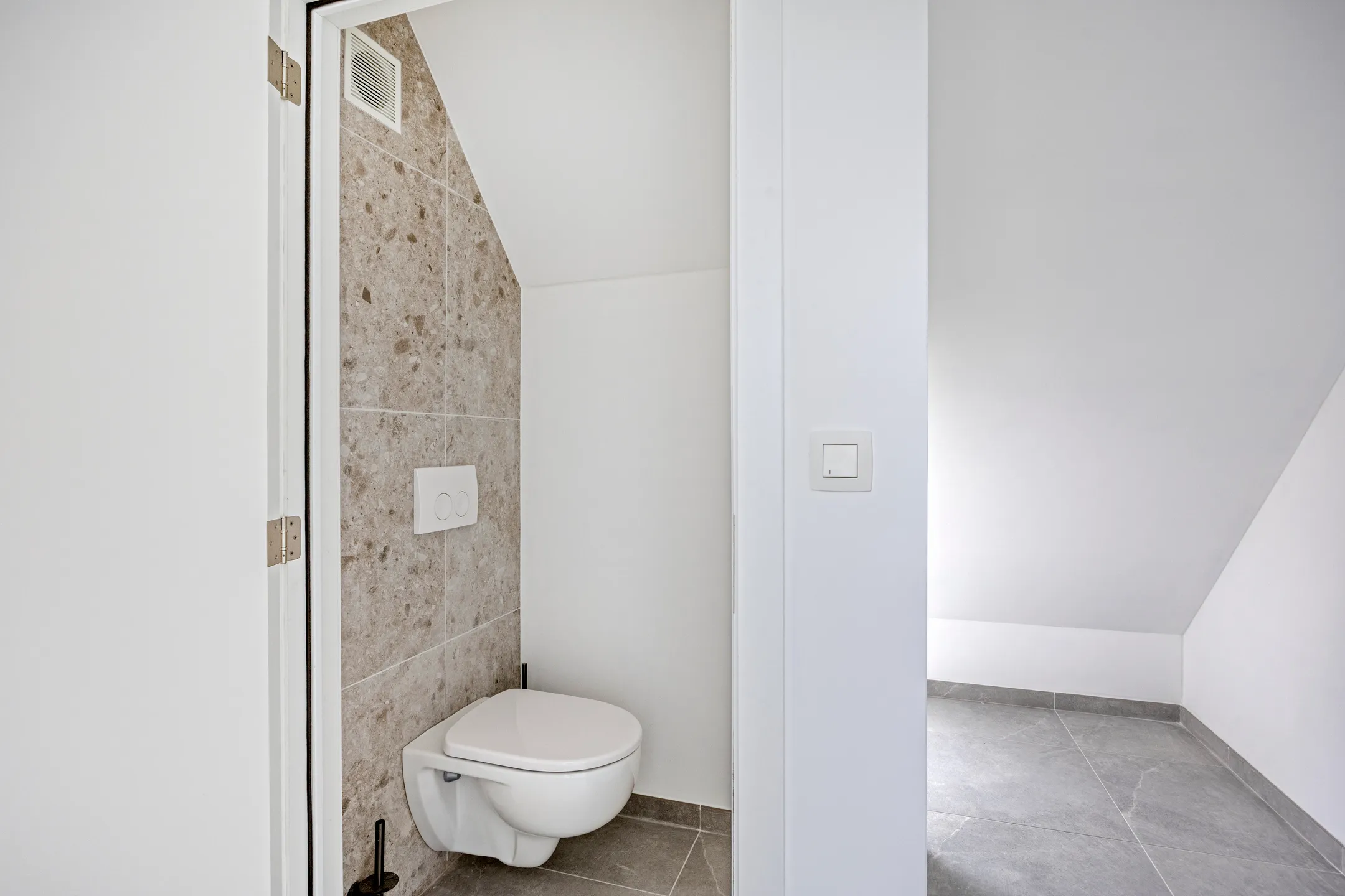 Apart toilet met hangtoilet onder schuin dak