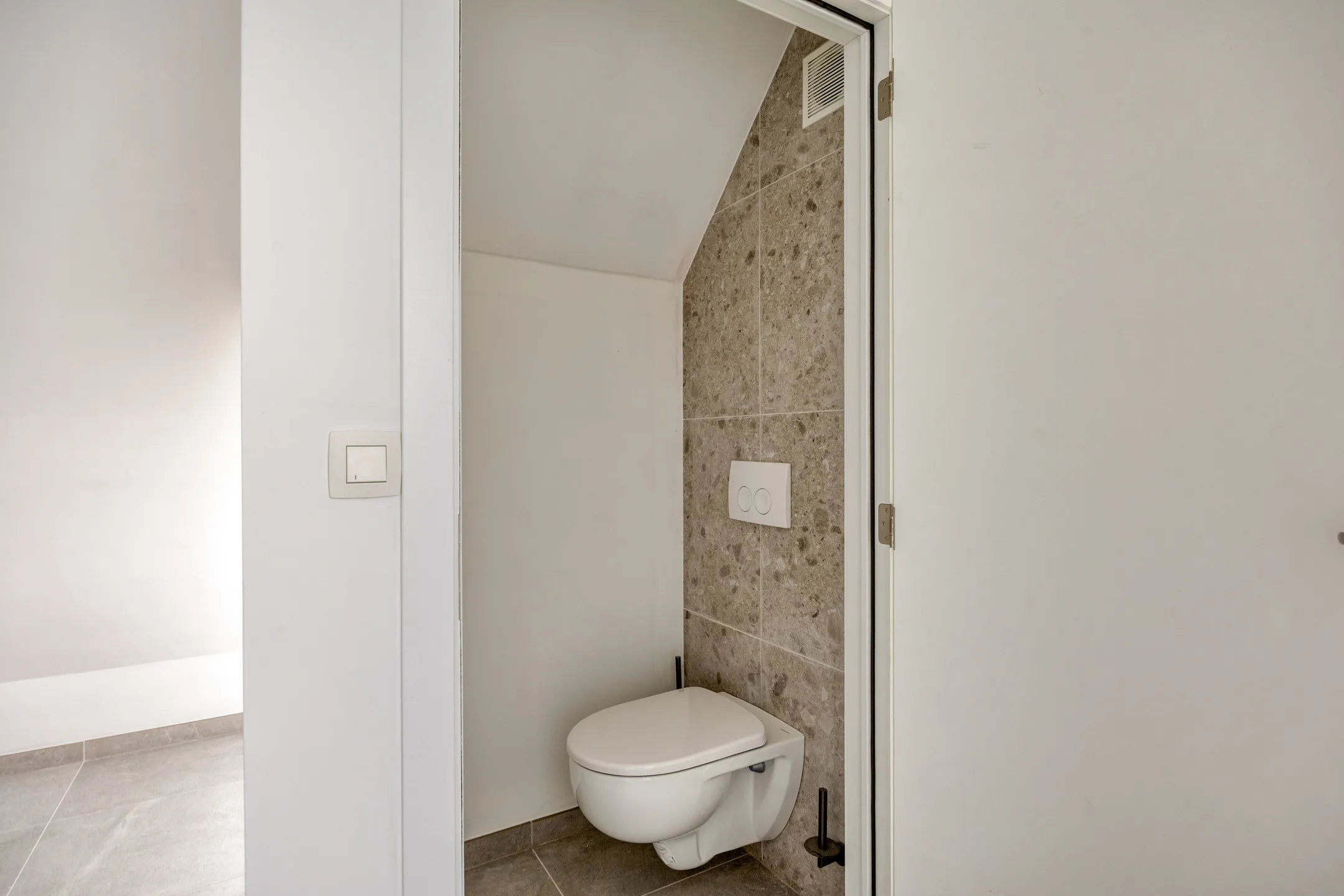 Tweede toilet onder het schuine dak