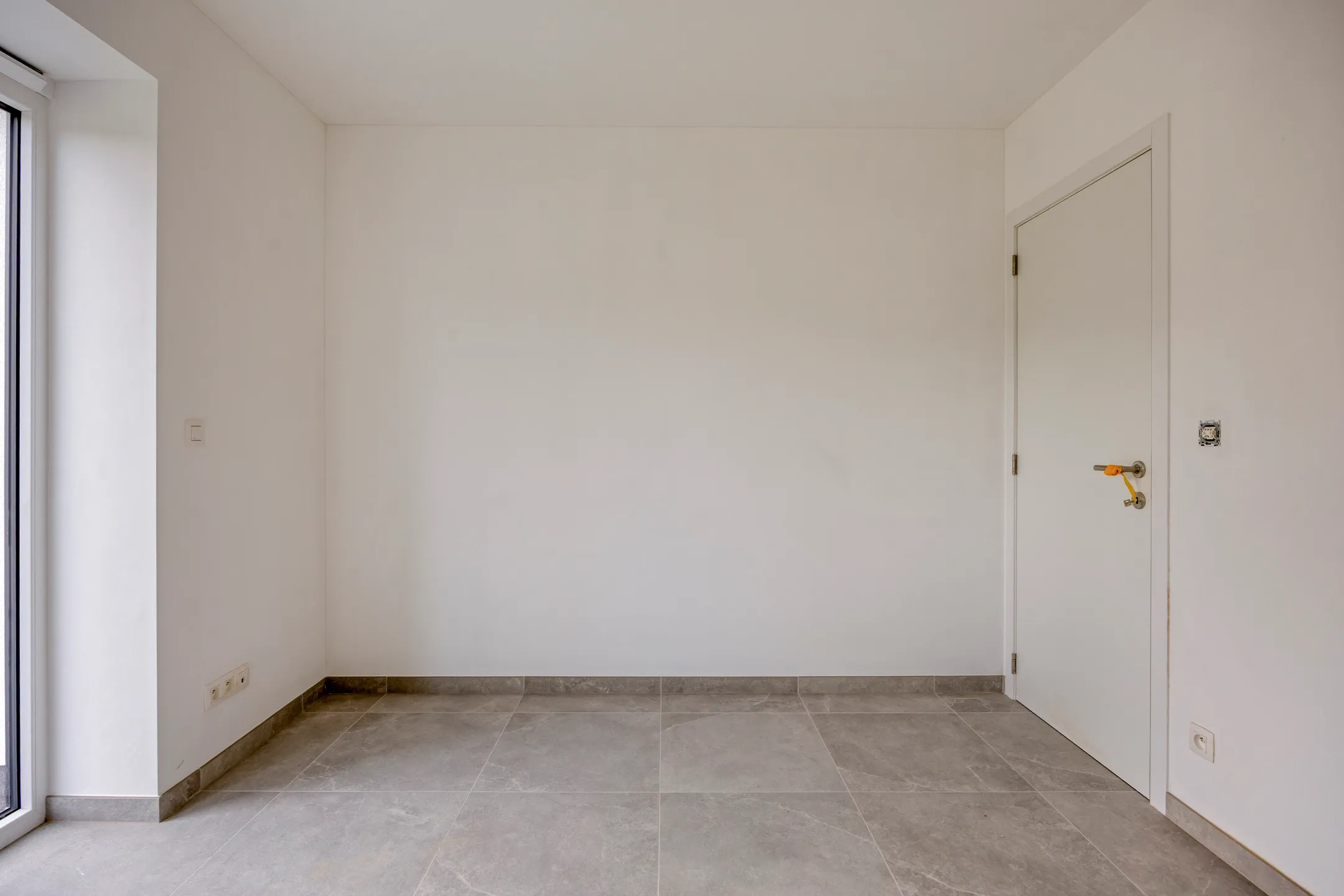 Slaapkamer met raam en deur