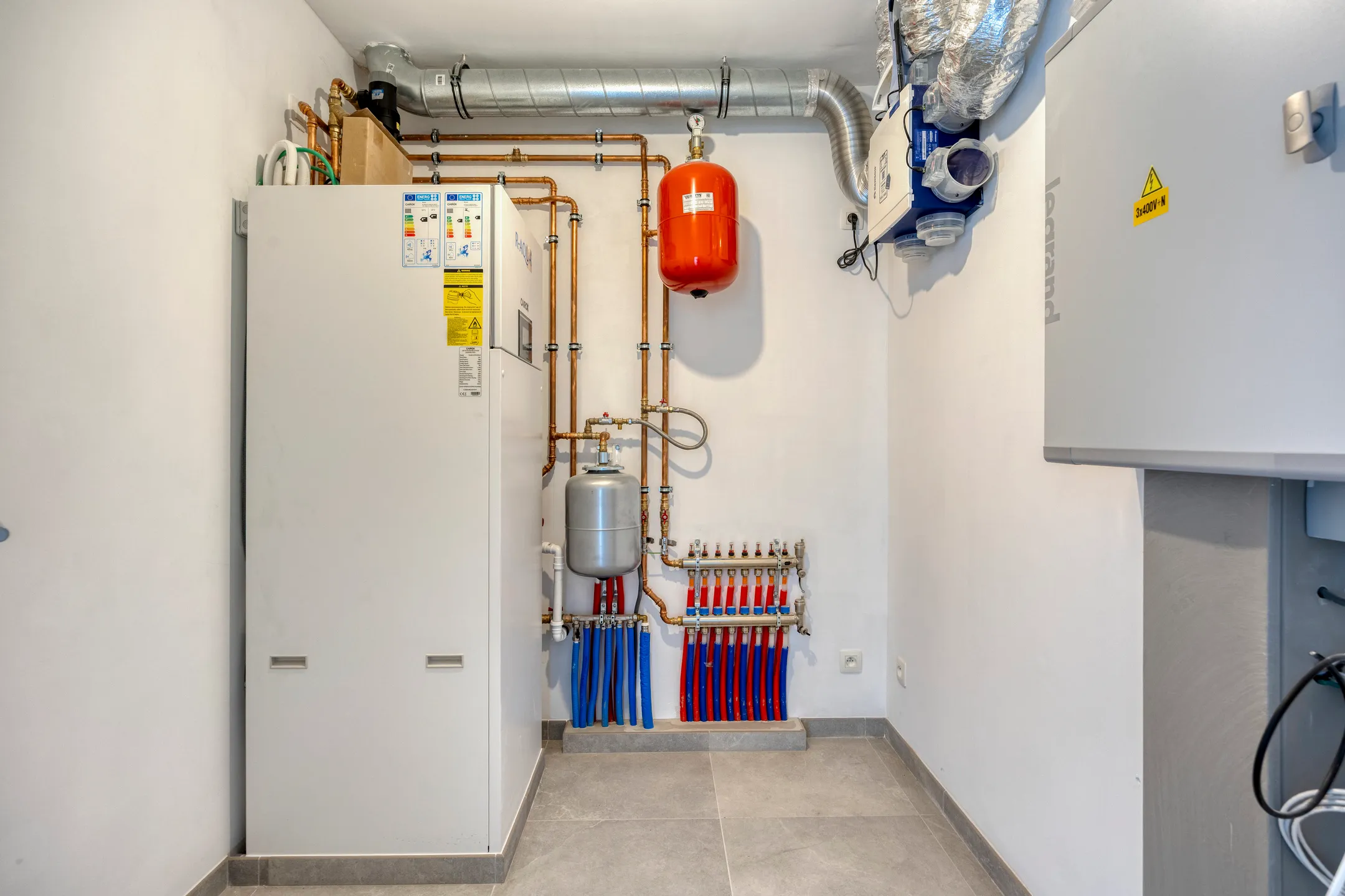 Technische ruimte met warmtepomp en collectoren