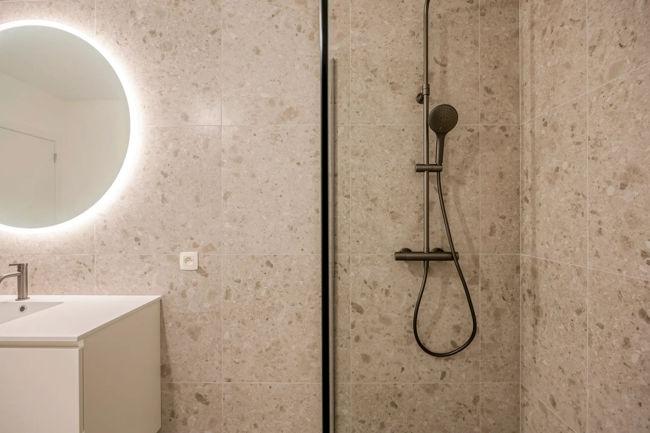 Badkamer, detail van de inloopdouche en spiegel