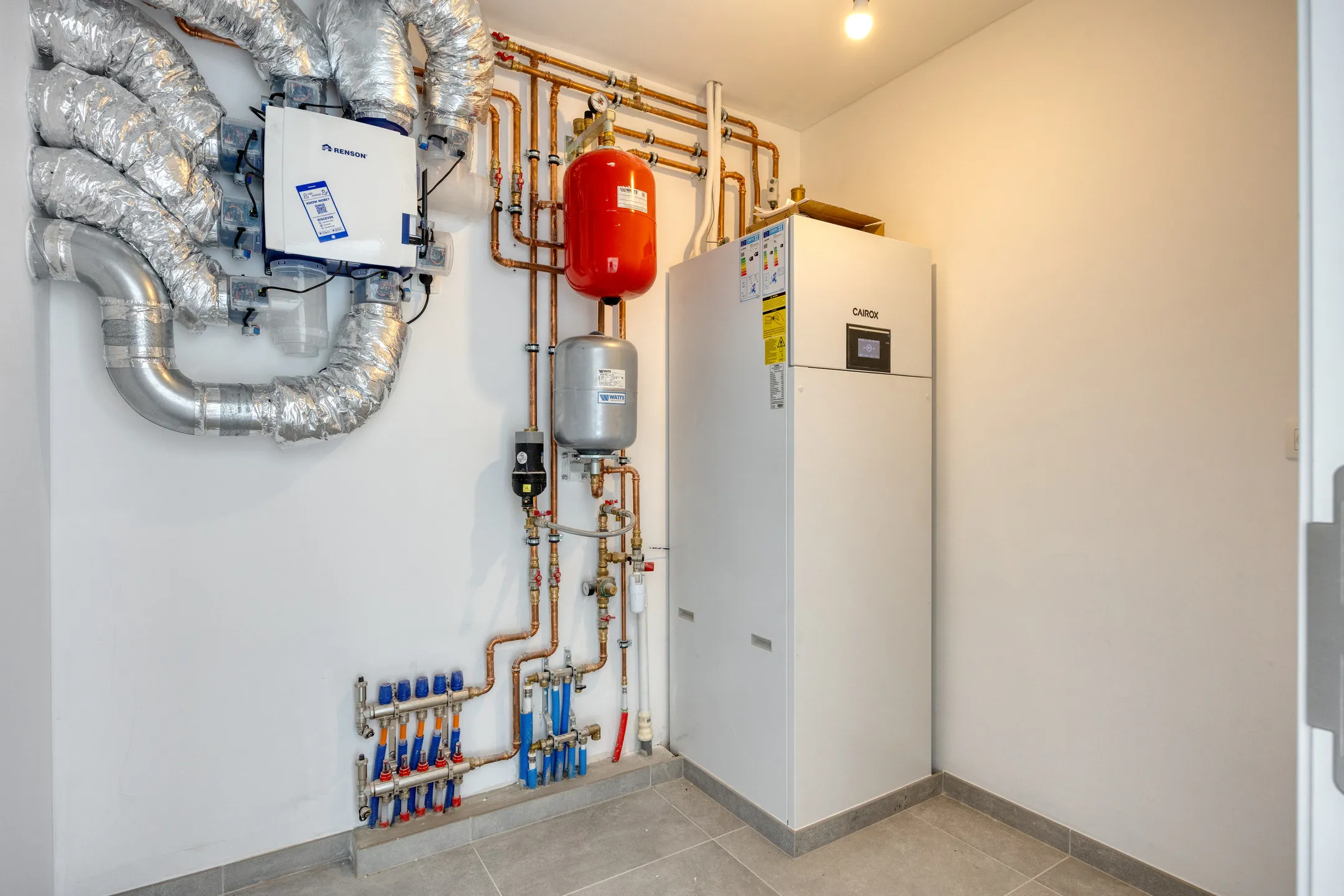 Technische ruimte met warmtepomp en ventilatie-unit