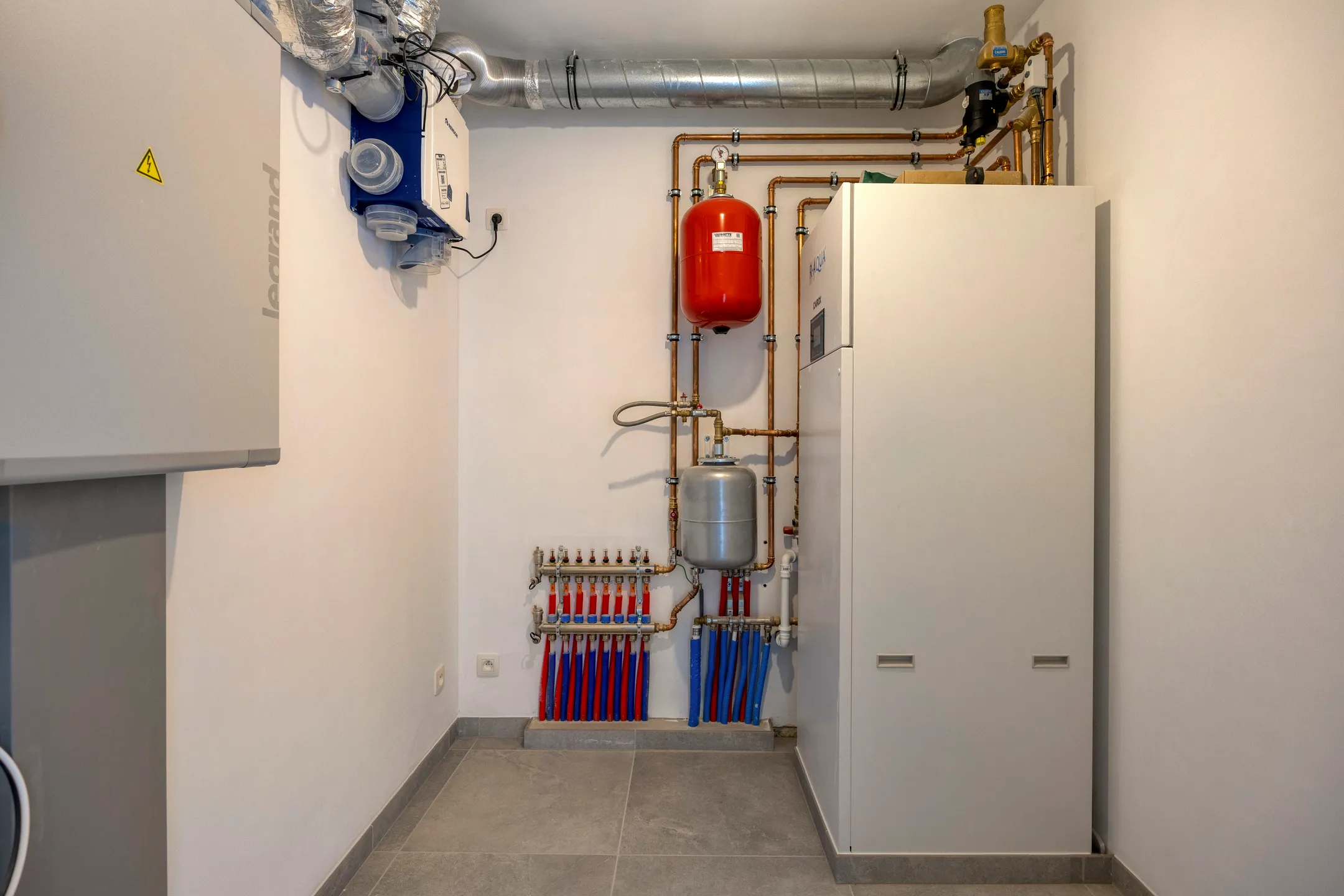 Technische ruimte met warmtepomp en collectoren