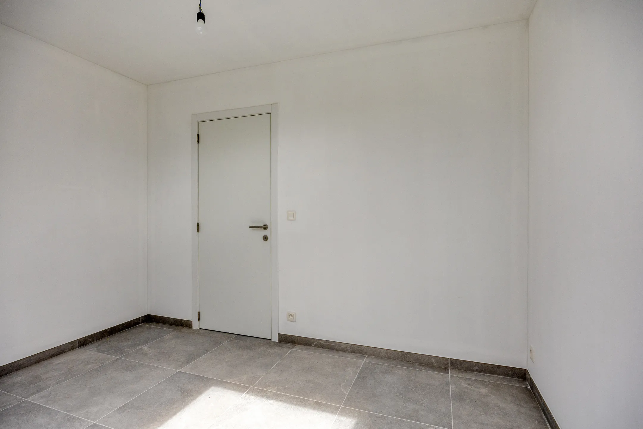Slaapkamer met tegelvloer