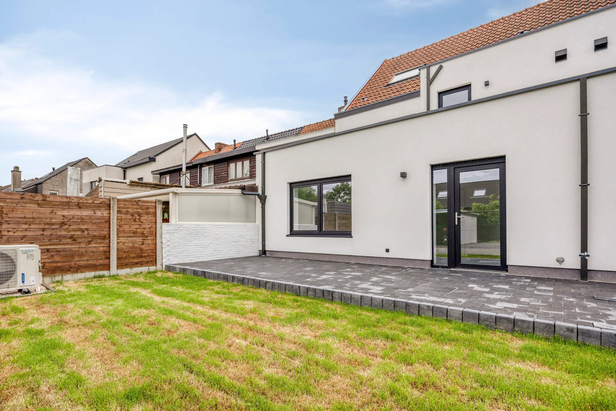 Privé achterterras met tuin