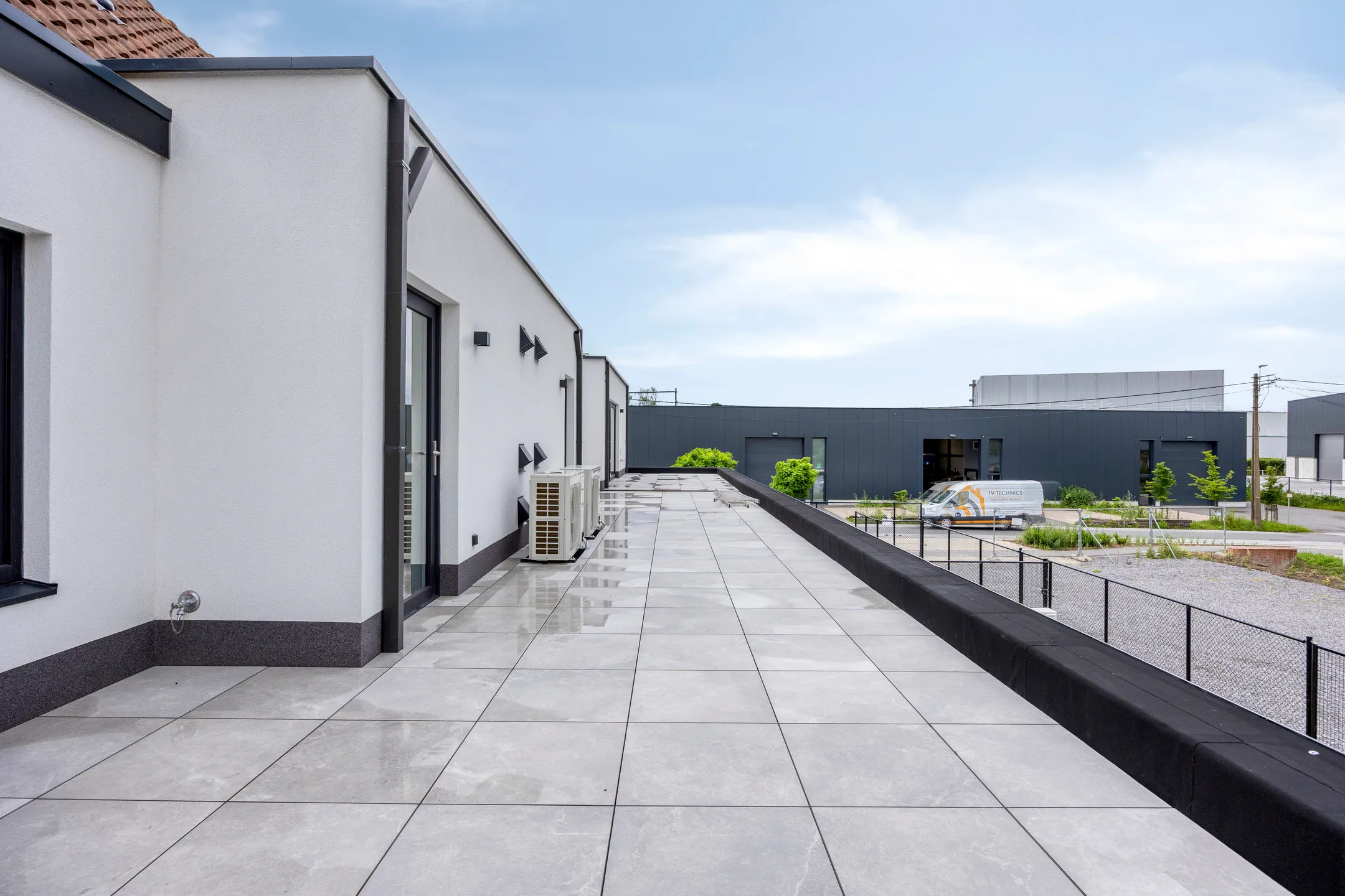 Lang privé dakterras langs het gebouw