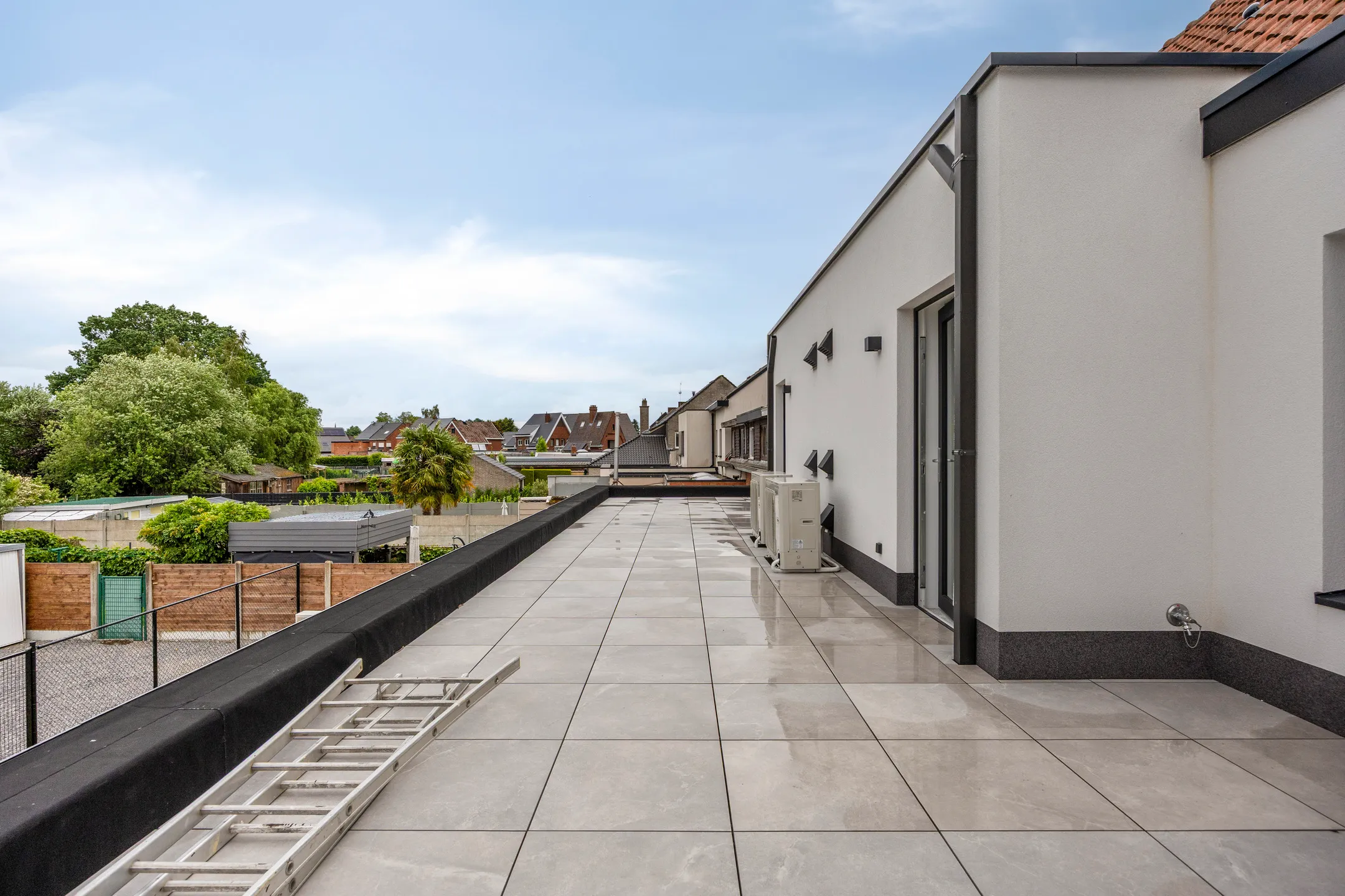 Privé dakterras vóór inrichting, met uitzicht over de omgeving