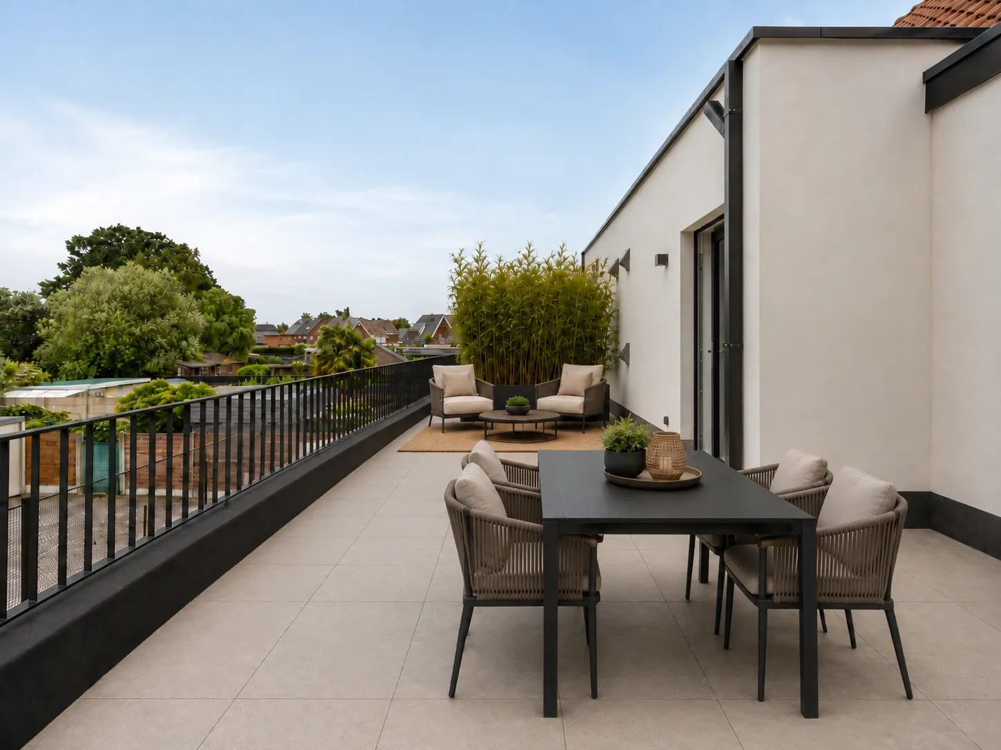 Impressie van het ingerichte dakterras met loungehoek en eettafel
