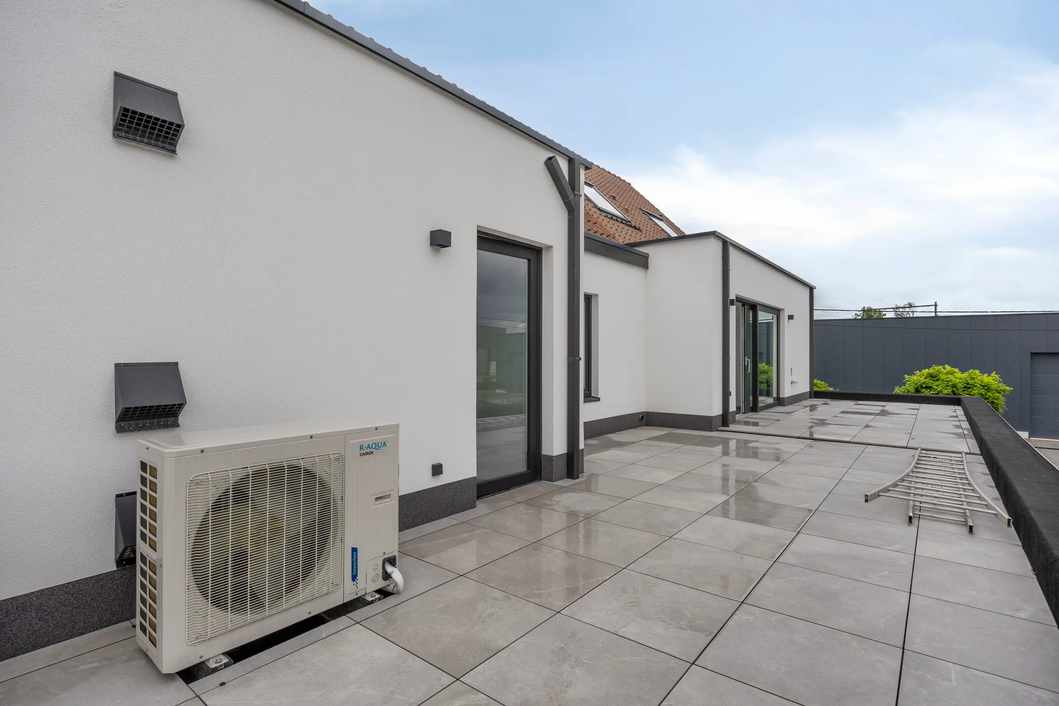Groot privé dakterras met warmtepomp-unit