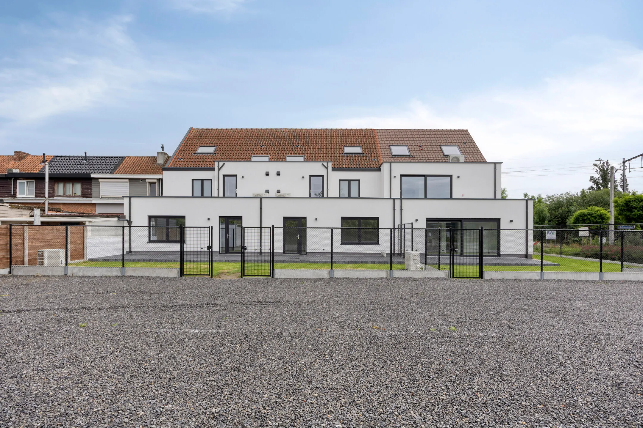 Achtergevel van het gebouw gezien vanaf de parking