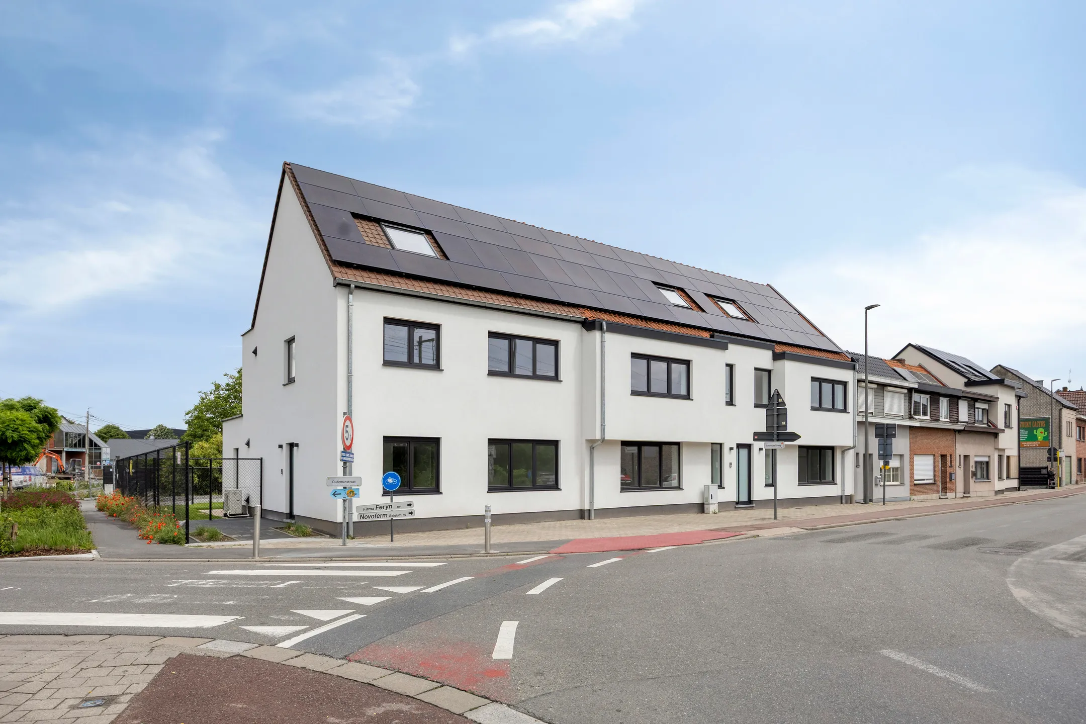 Hoekaanzicht van het gebouw aan het kruispunt