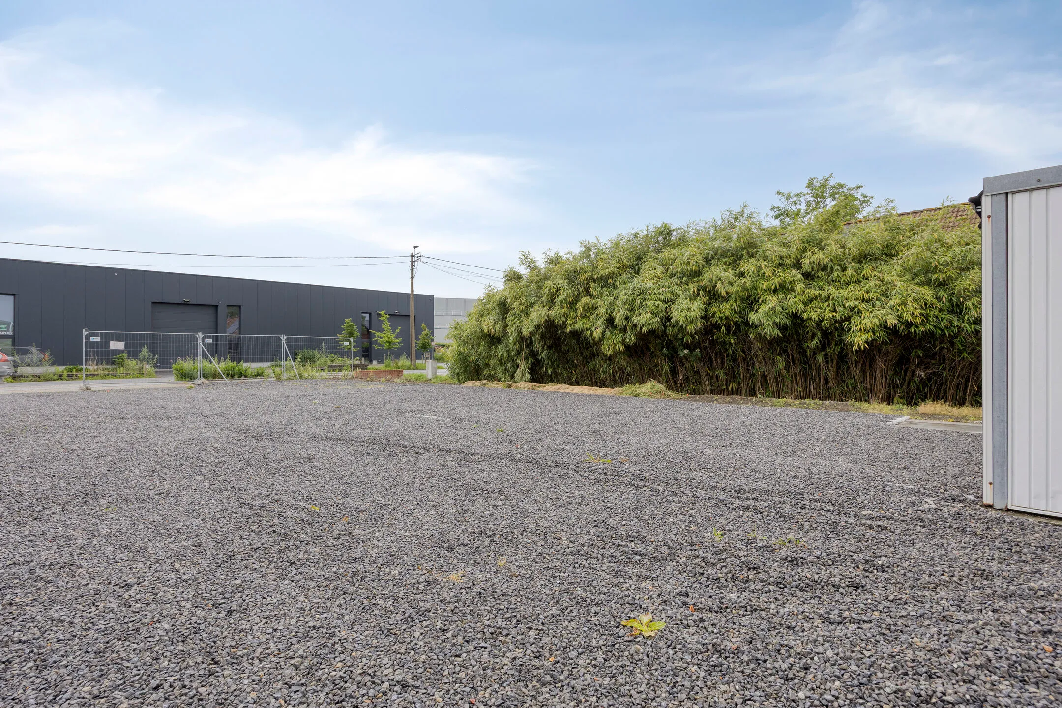 Parkeerplaats naast het gebouw