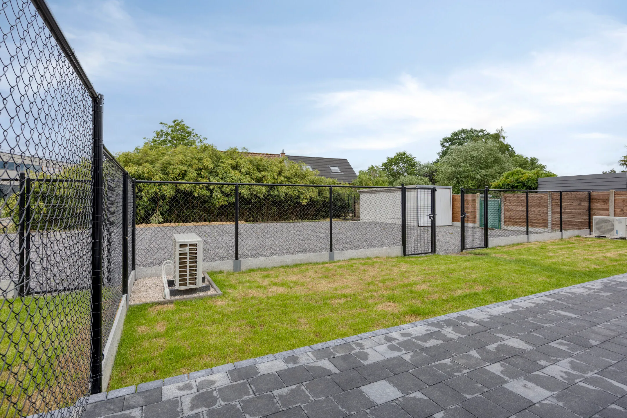 Gemeenschappelijke tuin met bergingen aan de achterzijde